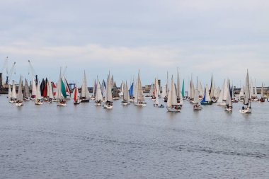 Bilbao nehrindeki yat yarışı.