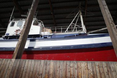 Sokakta sergilenen balıkçı teknesi