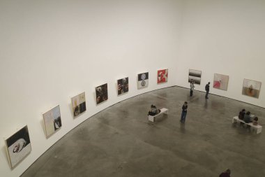 Bir sanat müzesinin içinde.