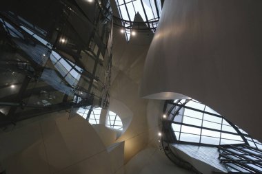 Bir sanat müzesinin içinde.