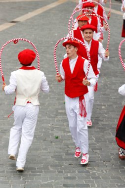 Bask halk dansı gösterisi
