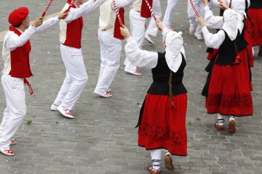 Bask halk dansı gösterisi