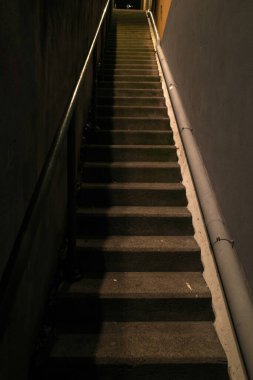 Geceleri şehirde merdivenler.