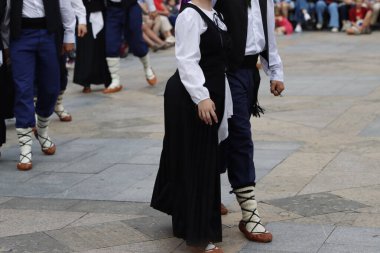 Bir gösteri sırasında Bask halk dansçıları