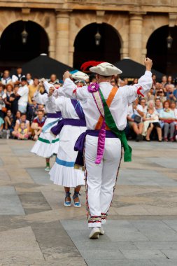 Bir gösteri sırasında Bask halk dansçıları