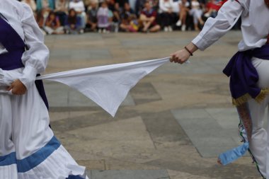 Bir gösteri sırasında Bask halk dansçıları