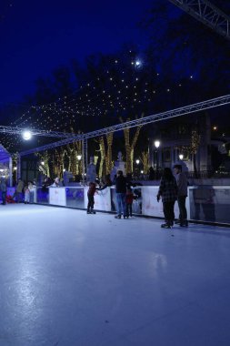 Geceleri buz pateni yapmak