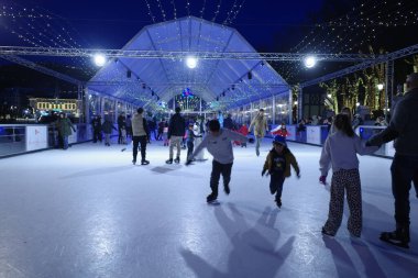 Geceleri buz pateni yapmak