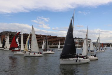 Bilbao, İspanya 'daki nehir kıyısındaki yat yarışı.