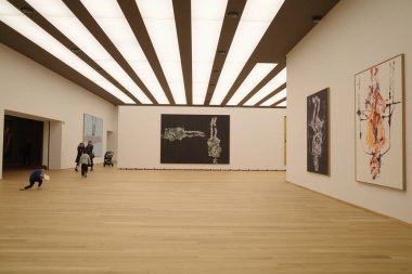 Müzedeki sanat eserleri.