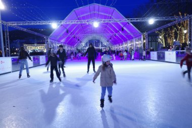 Geceleri buz pateni yapmak