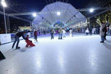 Geceleri buz pateni yapmak