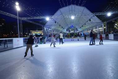 Geceleri buz pateni yapmak