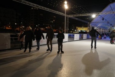 Geceleri buz pateni yapmak