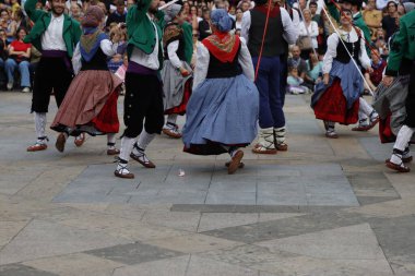 BILBAO, SPAIN - 18 Ağustos 2025: Eski Bilbao kentinde düzenlenen bir açık hava yaz festivali sırasında halk dansları gösterisi