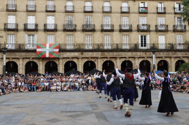 BILBAO, SPAIN - 18 Ağustos 2025: Eski Bilbao kentinde düzenlenen bir açık hava yaz festivali sırasında halk dansları gösterisi