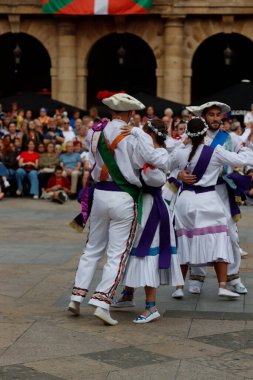 BILBAO, SPAIN - 18 Ağustos 2025: Eski Bilbao kentinde düzenlenen bir açık hava yaz festivali sırasında halk dansları gösterisi