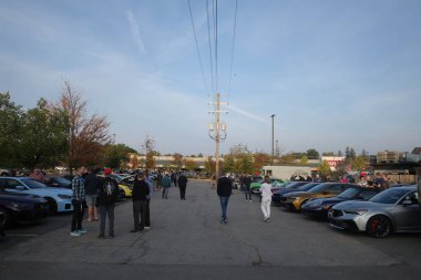 Ann Arbor, Arabalar ve Kahve 'de arabalar toplanıyor.