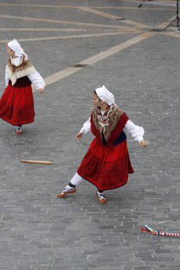 BILBAO, SPAIN - 19 Temmuz 2025: Sokaktaki Bask halk dansçıları