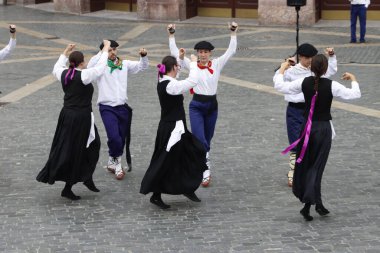 BILBAO, SPAIN - 19 Temmuz 2025: Sokaktaki Bask halk dansçıları