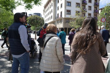 SANTURTZI, İSPAIN - 13 Nisan 2025: insanlar demiryolunu geçmek için bekliyorlar