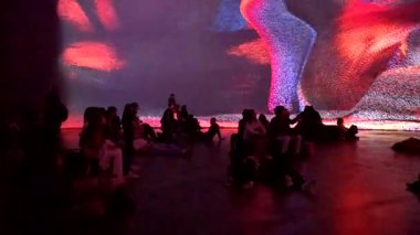 BILBAO, İspanya - 3 Eylül 2025: Müzede Sanatsal Kurulum