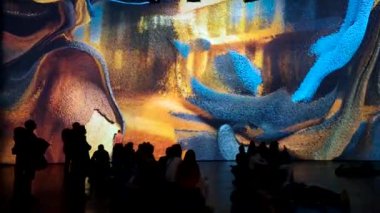 BILBAO, İspanya - 3 Eylül 2025: Müzede Sanatsal Kurulum