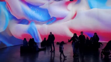 BILBAO, İspanya - 15 Mart 2025: Müzede Sanatsal Kurulum