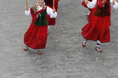 Bir açık hava etkinliğinde Bask halk dansları sergisi