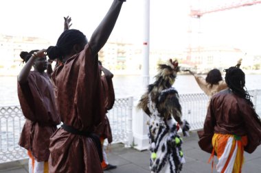 Kenyalı halk sanatçıları sokaklarda yürüyor