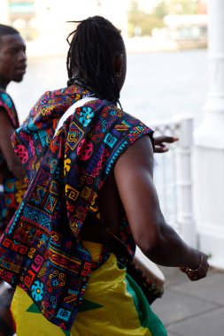 Kenyalı halk sanatçıları sokaklarda yürüyor