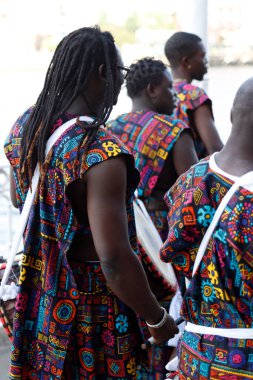 Kenyalı halk sanatçıları sokaklarda yürüyor