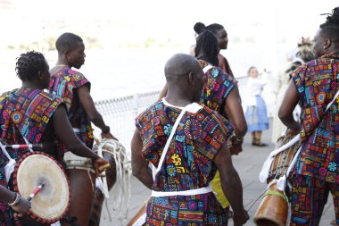Kenyalı halk sanatçıları sokaklarda yürüyor