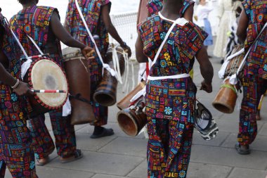 Kenyalı halk sanatçıları sokaklarda yürüyor