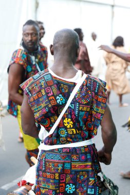 Kenyalı halk sanatçıları sokaklarda yürüyor