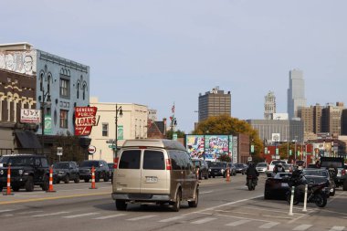 DETROIT, ABD - 20 Eylül 2025: Detroit, Michigan yolunda trafik