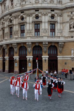 BILBAO, SPAIN - 19 Temmuz 2025: Açık hava festivalinde Bask halk dansları gösterisi