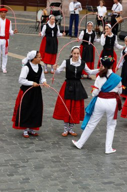 BILBAO, SPAIN - 19 Temmuz 2025: Açık hava festivalinde Bask halk dansları gösterisi