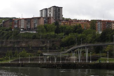 İspanya Bilbao 'nun nehir kenarındaki şehir manzarası