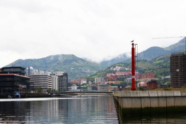 İspanya Bilbao 'nun nehir kenarındaki şehir manzarası