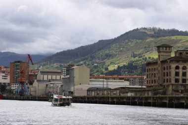 İspanya Bilbao 'nun nehir kenarındaki şehir manzarası