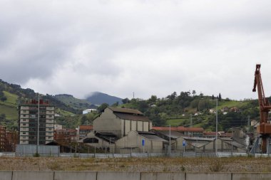 İspanya Bilbao 'nun nehir kenarındaki şehir manzarası