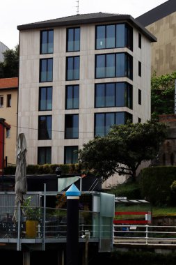 İspanya Bilbao 'nun nehir kenarındaki şehir manzarası