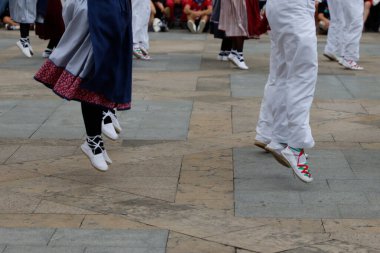 Açık hava festivalinde Bask halk dansı gösterisi