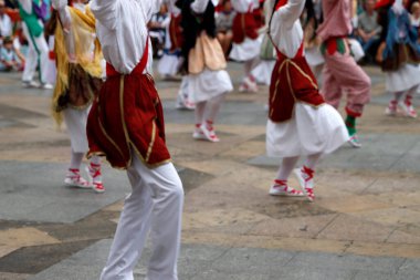 Açık hava festivalinde Bask halk dansı gösterisi