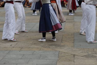 Açık hava festivalinde Bask halk dansı gösterisi