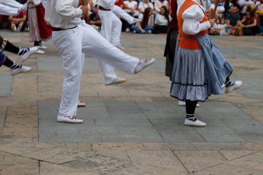 Açık hava festivalinde Bask halk dansı gösterisi