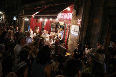 BILBAO, İspanya - 20 Ağustos 2025: İnsanlar Büyük Hafta Yaz Festivali 'nde eğleniyor