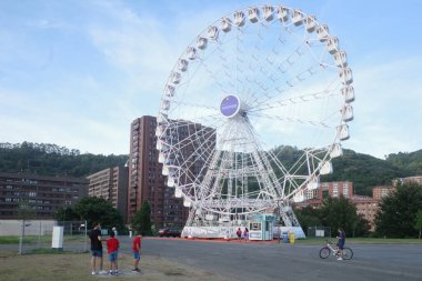 Parktaki dönme dolap.