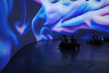 Sanat müzesini ziyaret et.